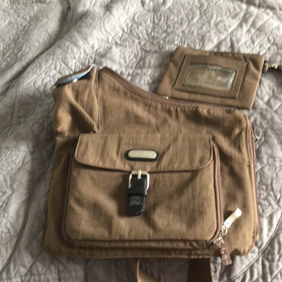 1 Baggallini, 1 Travelon, 1 Oulilai - Picture 2 of 16